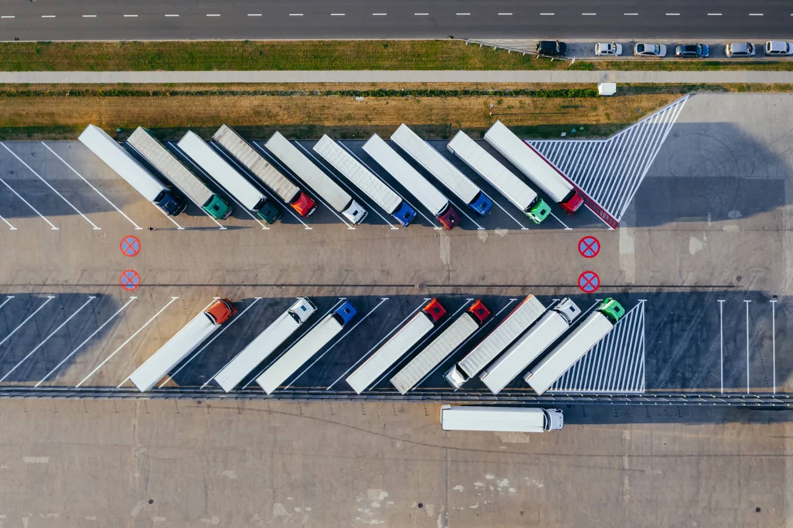Which Material Should Line Your Insulated Truck Container? GRP, Stainless Steel, Aluminium or Food-Grade Plastic